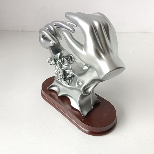 Engagement hands show piece
