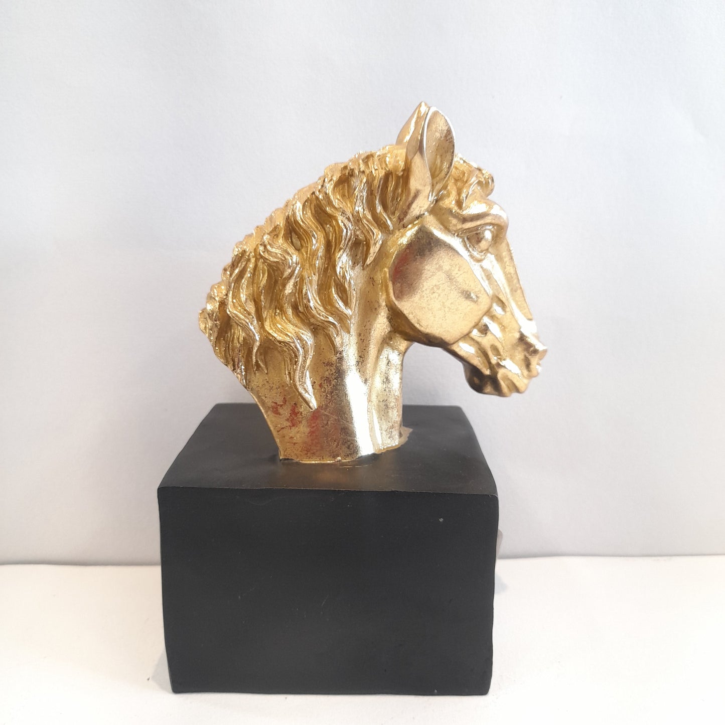 Golden horse head showpiece