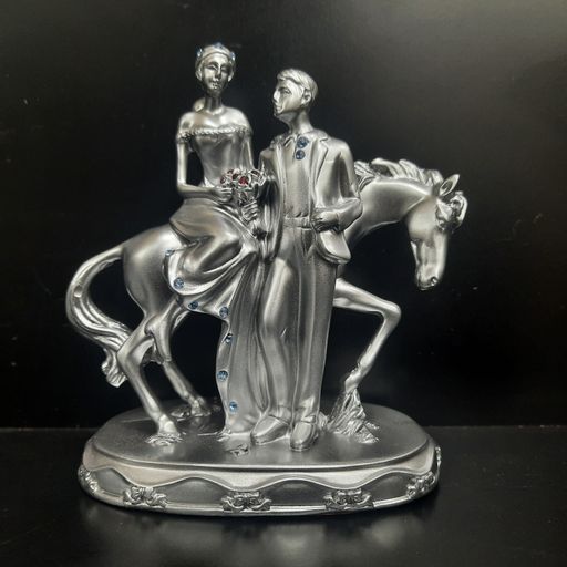 COUPLE showpiece