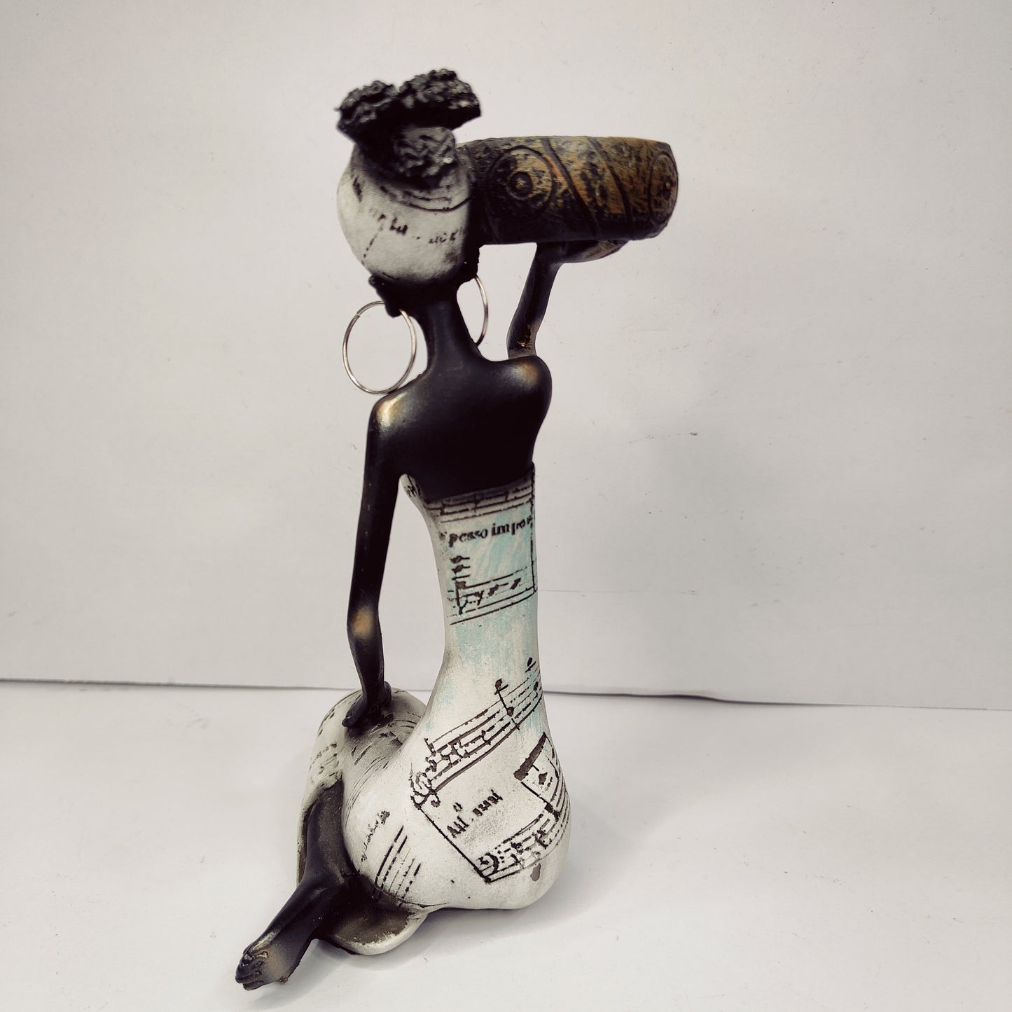 Creative Polyresin African Lady Showpiece for Home Decoration