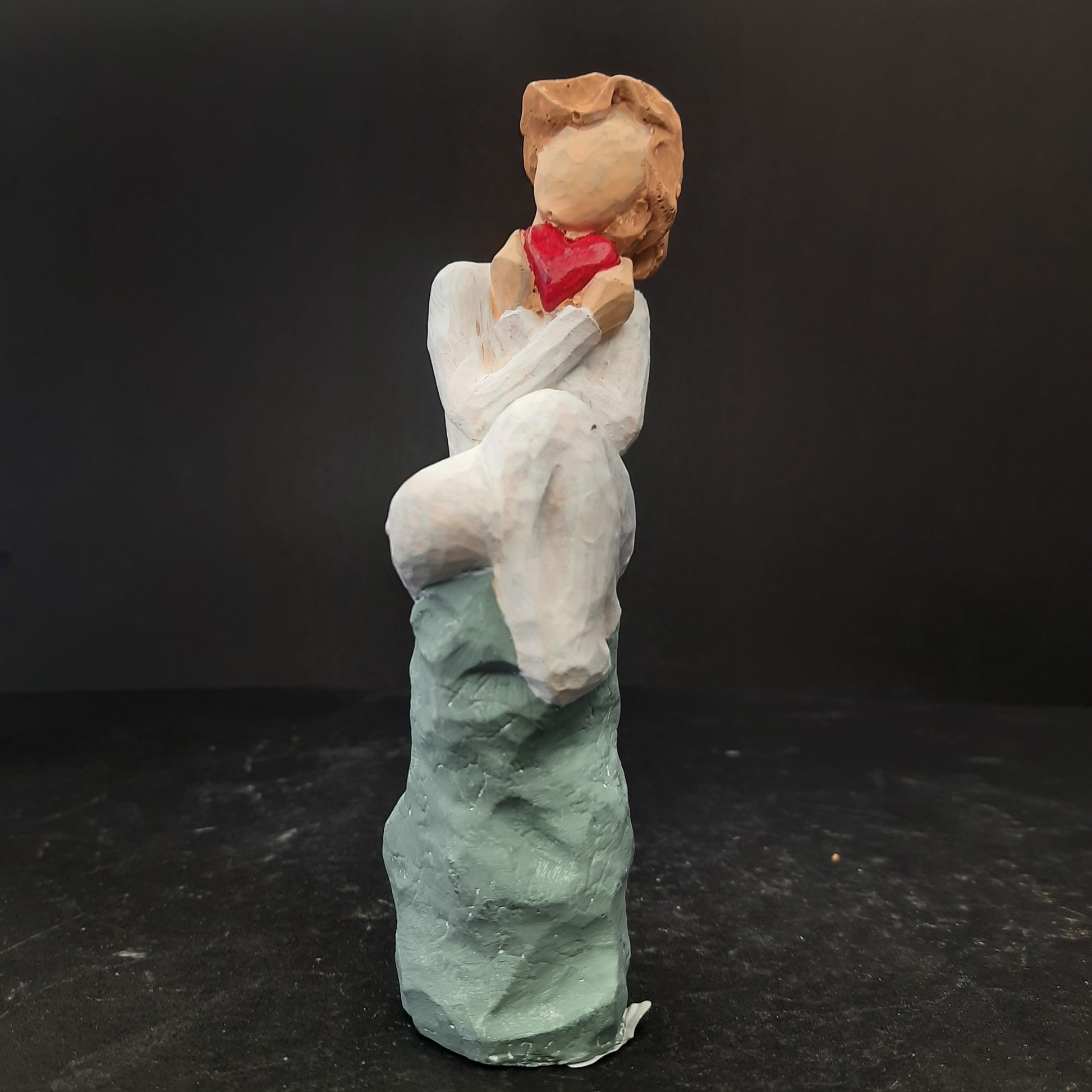Resin Lady sitting W or Heart