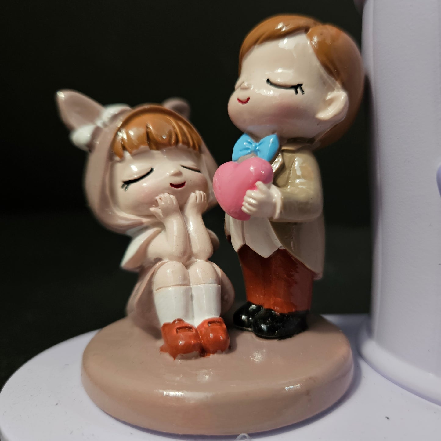 Happy Pen Stand with couples holding heart Valentine Gift for Girlfriend Boyfriend Wife Husband-Romantic Couple Miniature Statue Decorative Showpiece