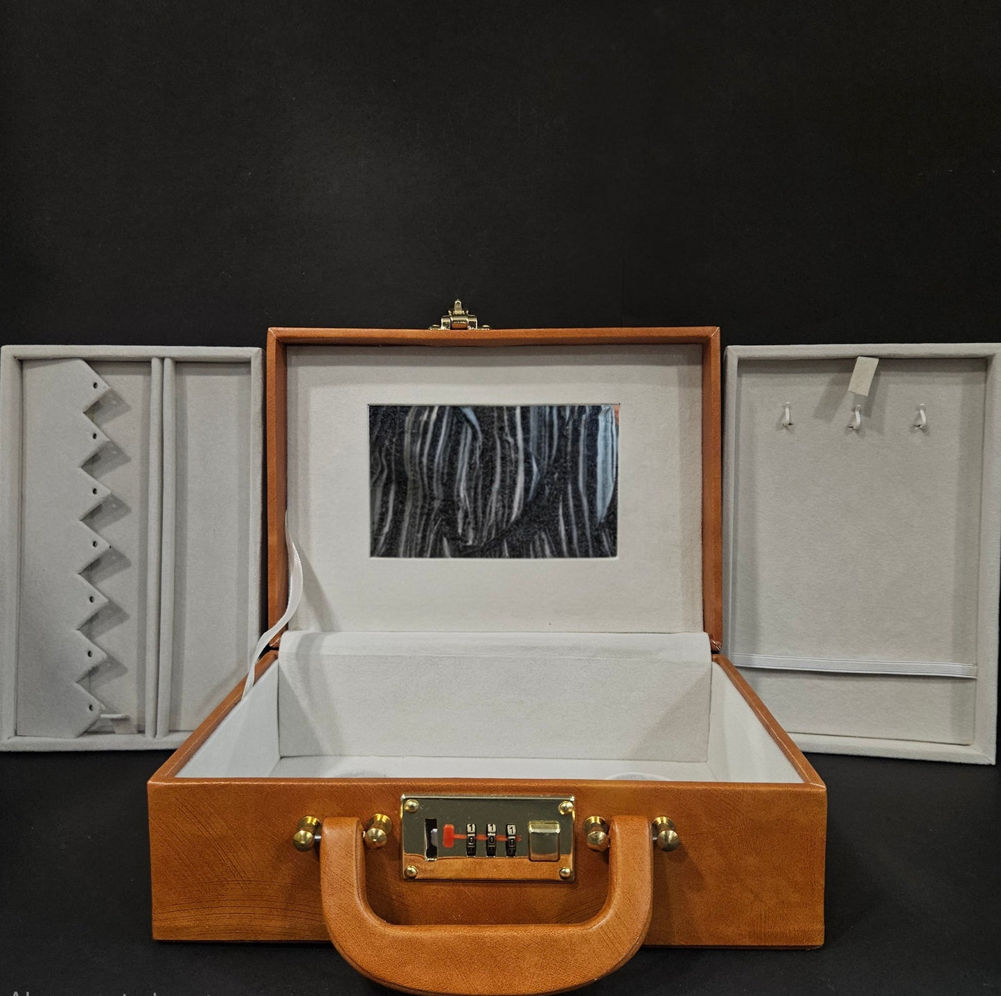 Jewellery Box For Women,Portable Travel Jewellery Organiser Box Small Jewellery Box Organiser For Ring,Earrings & Bracelet with number locking