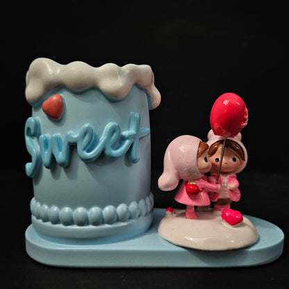 Sweet Pen Stand with couples holding heart Shaped Balloon Valentine Gift for Girlfriend Boyfriend Wife Husband-Romantic Couple Miniature Statue Decorative Showpiece