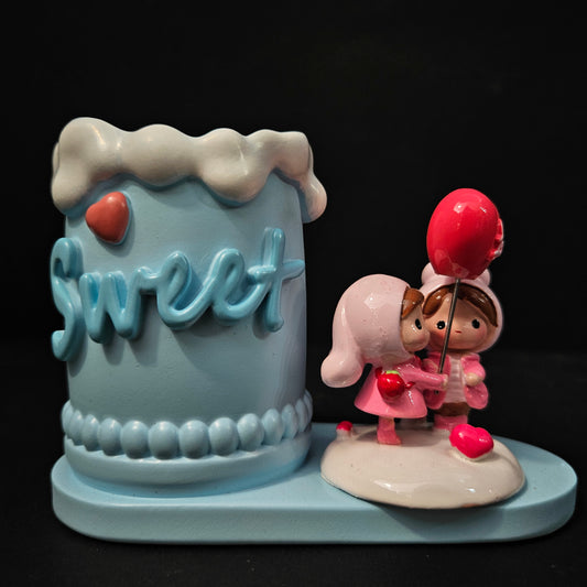 Sweet Pen Stand with couples holding heart Shaped Balloon Valentine Gift for Girlfriend Boyfriend Wife Husband-Romantic Couple Miniature Statue Decorative Showpiece