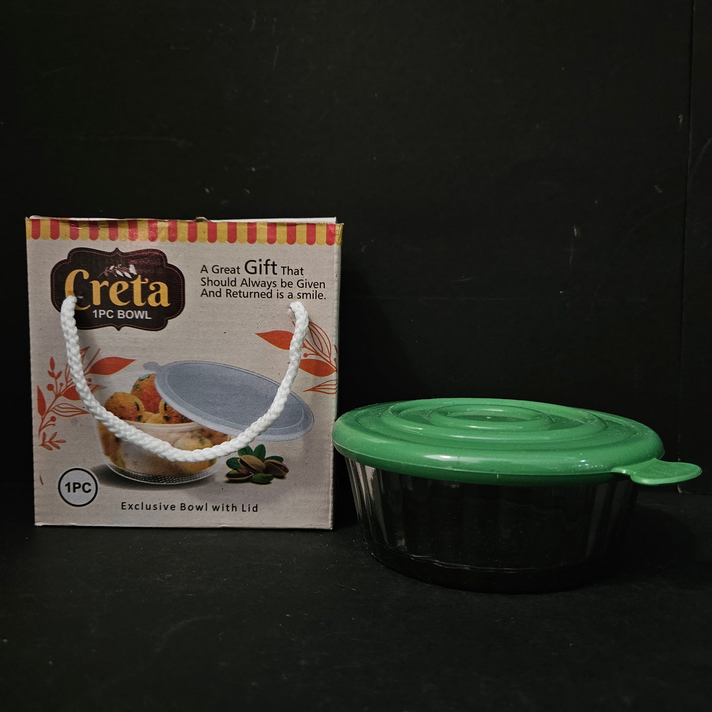 Green silicone lid on a black surface with a box labeled 'Fretta' in the background.