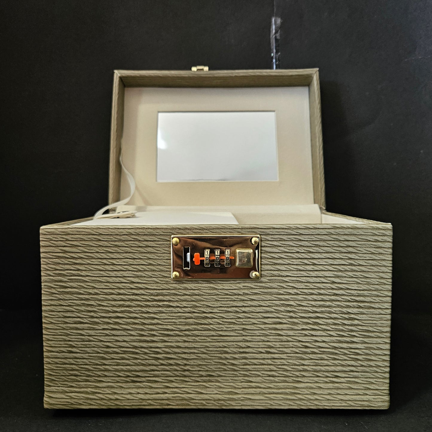 Jewellery Box For Women,Portable Travel Jewellery Organiser Box Small Jewellery Box Organiser For Ring,Earrings & Bracelet with number locking