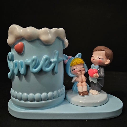 Sweet Pen Stand with couples holding heart Valentine Gift for Girlfriend Boyfriend Wife Husband-Romantic Couple Miniature Statue Decorative Showpiece