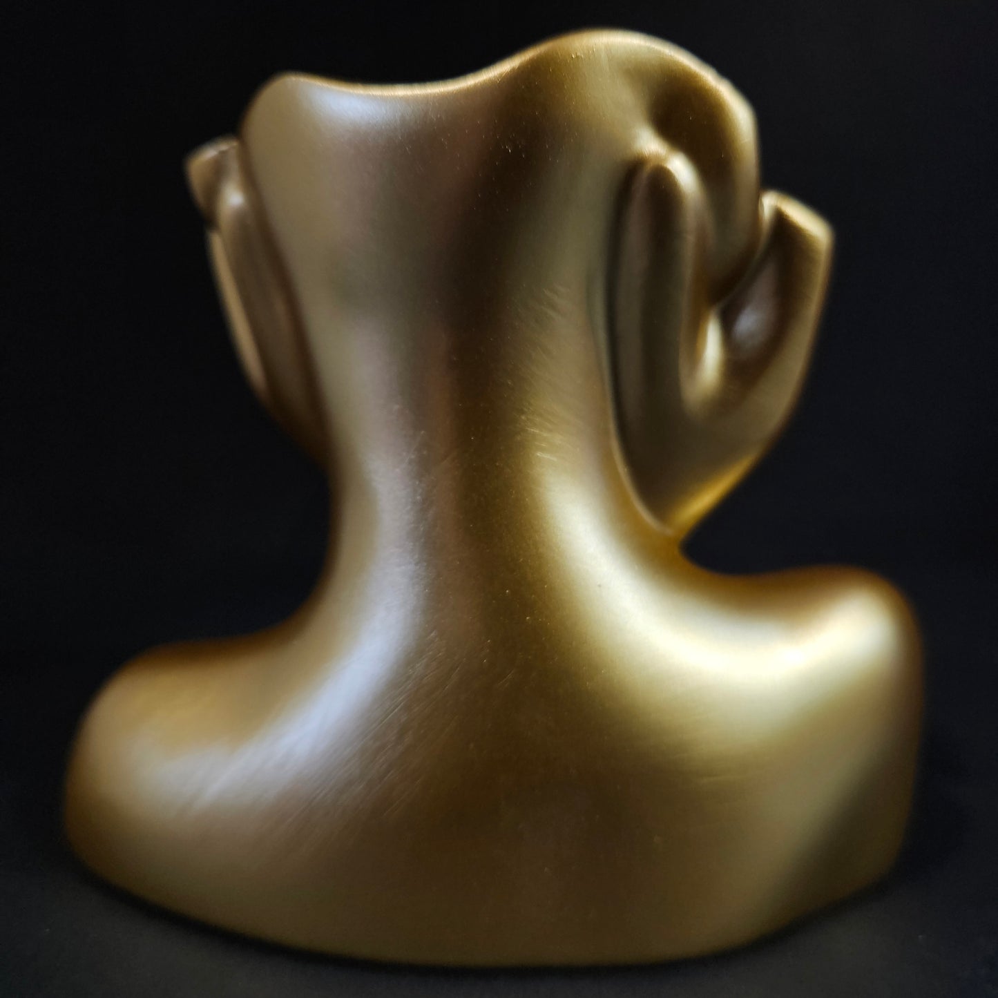 A lady Statue Showpiece Figurine to bring attractive elegant look to your table