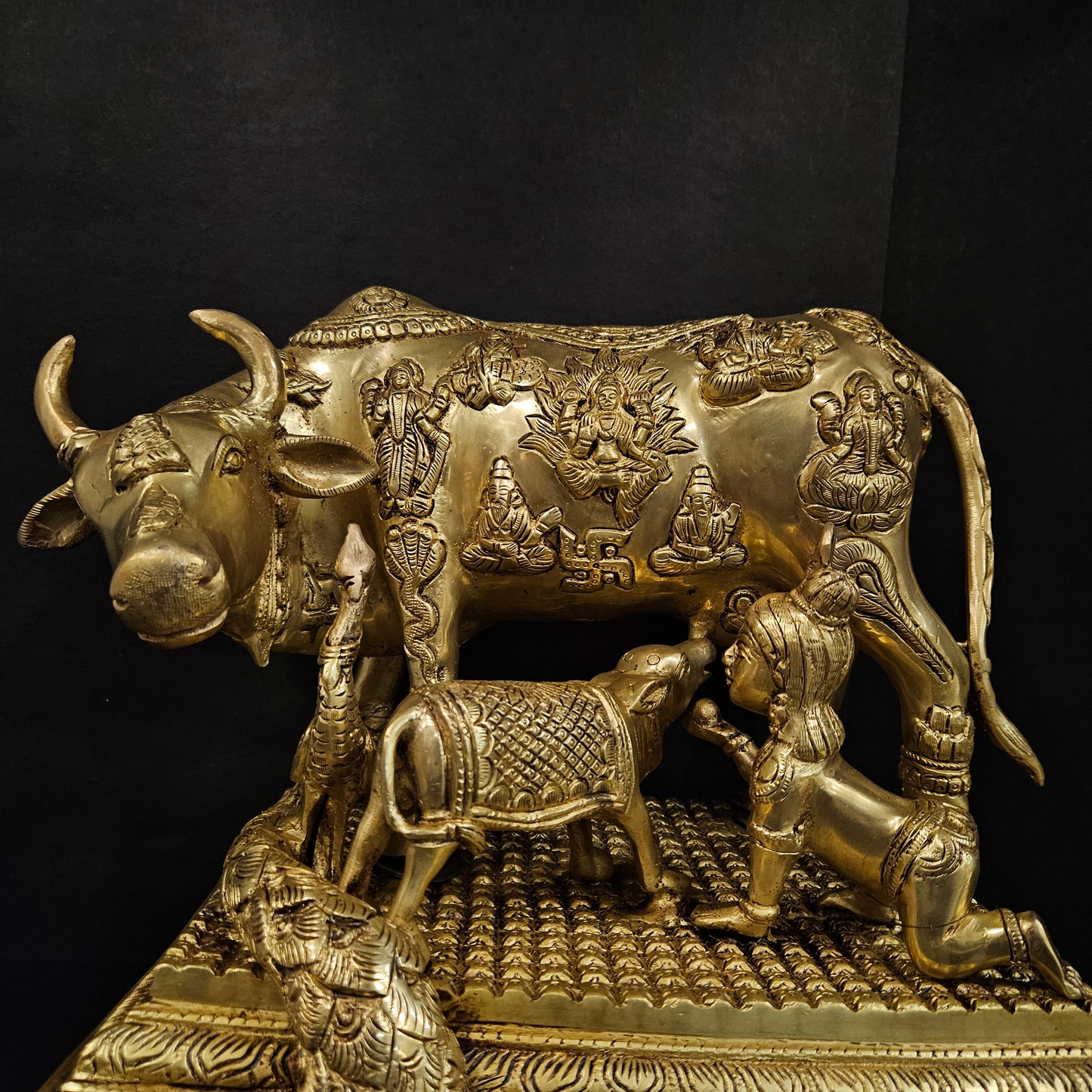 Kamdhenu Cow with Calf Vastu Laddu Gopal Murti in Brass Cow Statue for Janmashtami, Pooja, Mandir, Temple, Home Decoration, Gifting, Vastu