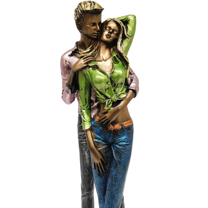 Antique-style resin figurine depicts a romantic couple in a hug,Showpiece Figurine home decoration or gifting