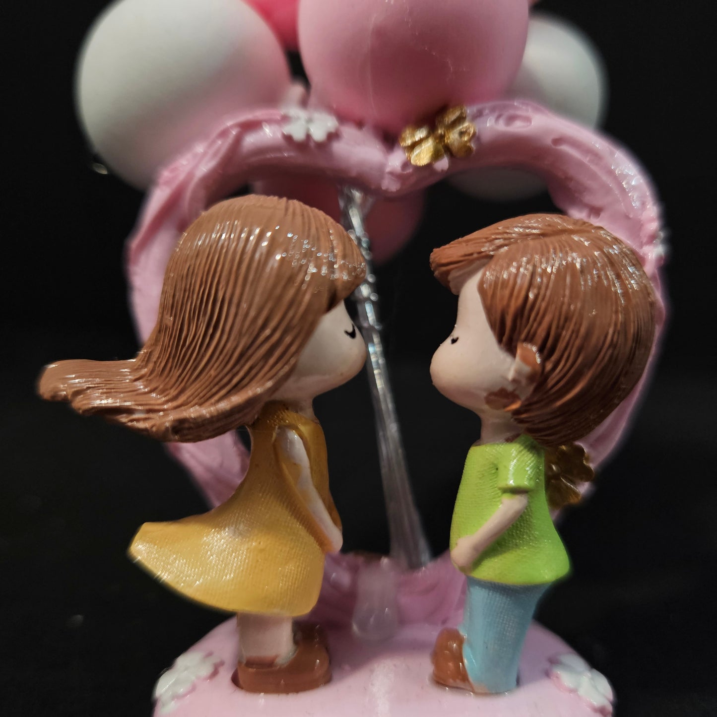 Miniature Statue with kissing Couples, Balloons & Heart Decorative Showpiece Gift for Him Her Anniversary Wedding Birthday