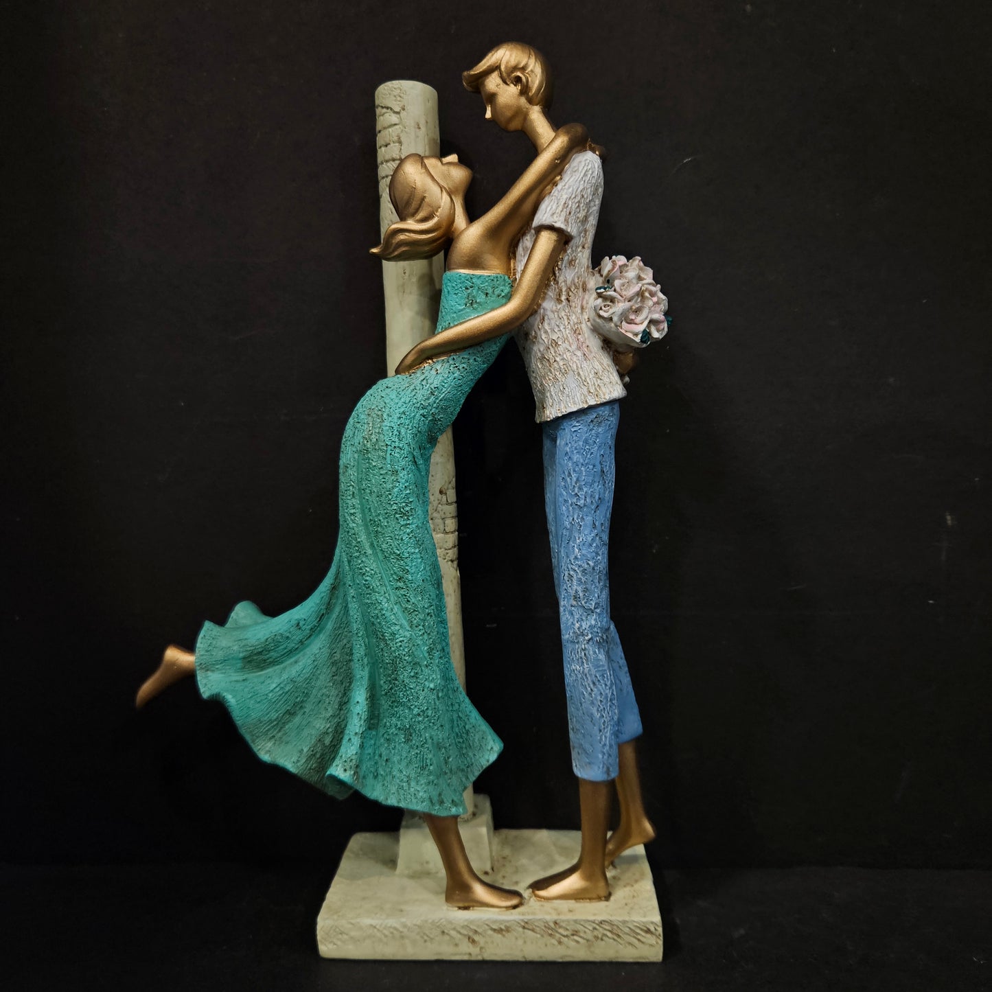 Romantic Couple showpiece Love Couple Statue |Valentine Day Romentic Love Couple Statue for Home Decor Showpieces | Best Gift for Valentines