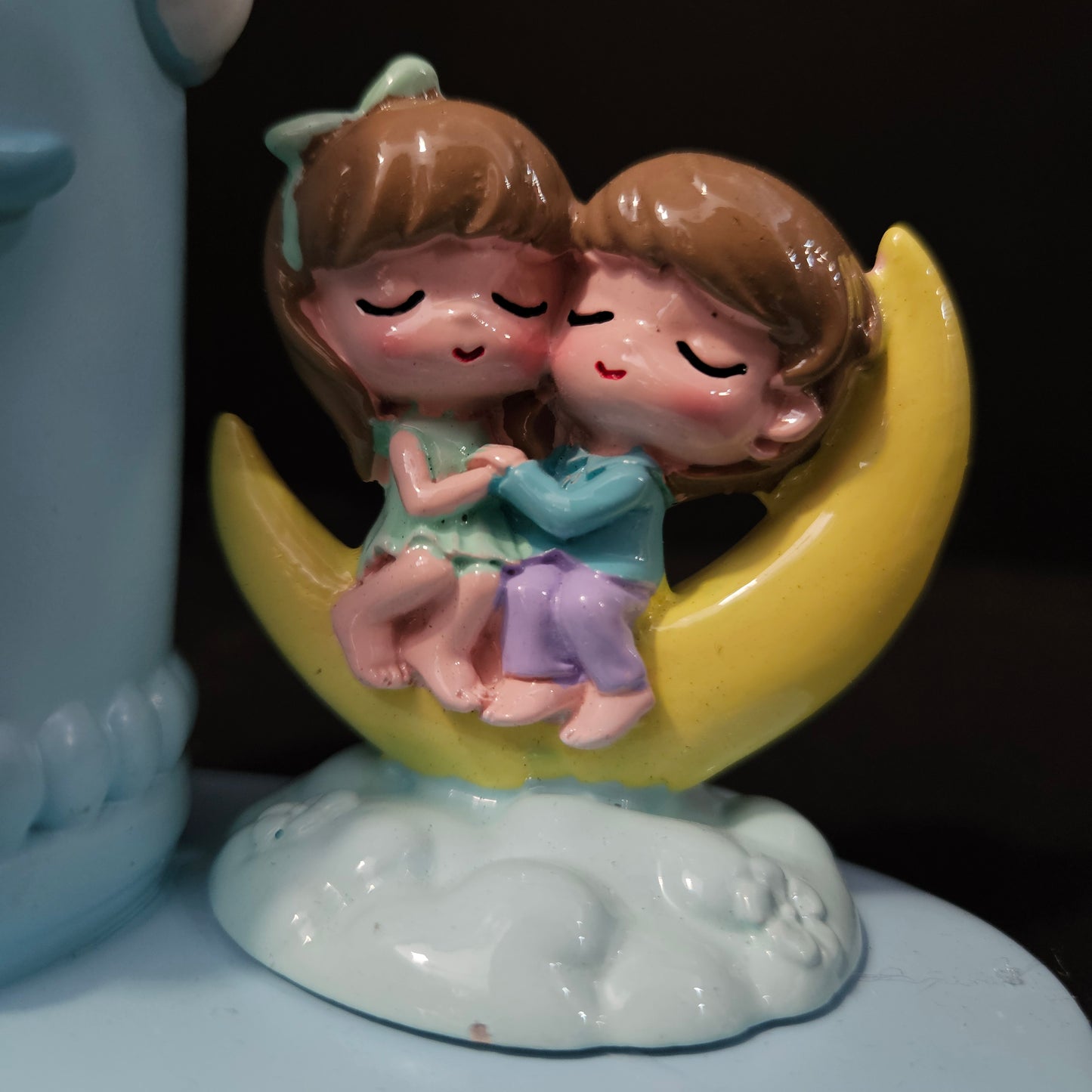 Sweet Pen Stand with couples resting on moon Valentine Gift for Girlfriend Boyfriend Wife Husband-Romantic Couple Miniature Statue Decorative Showpiece