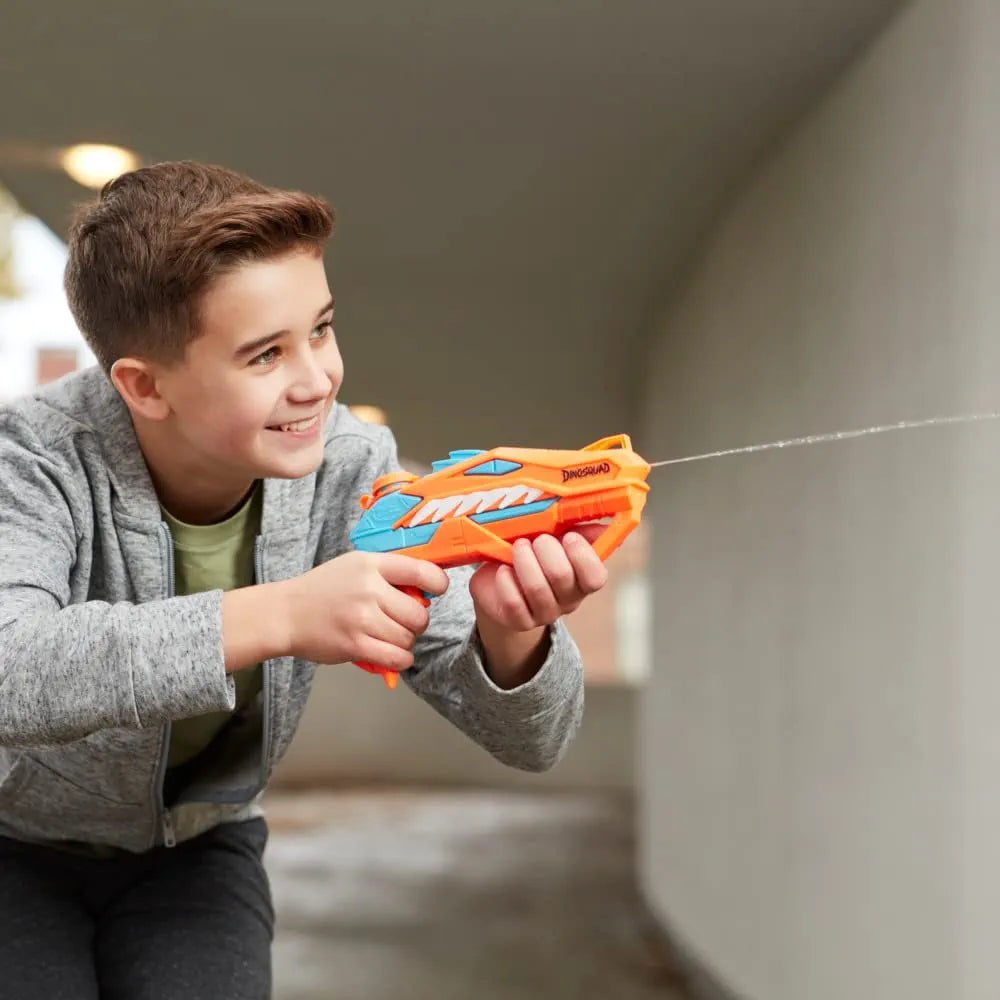 Nerf Super Soaker DinoSquad Raptor-Surge Water Blaster, Trigger-Fire Soakage Pichkari for Outdoor Water Games, Branded Toy Pichkari for Holi Festival, 6 above age old