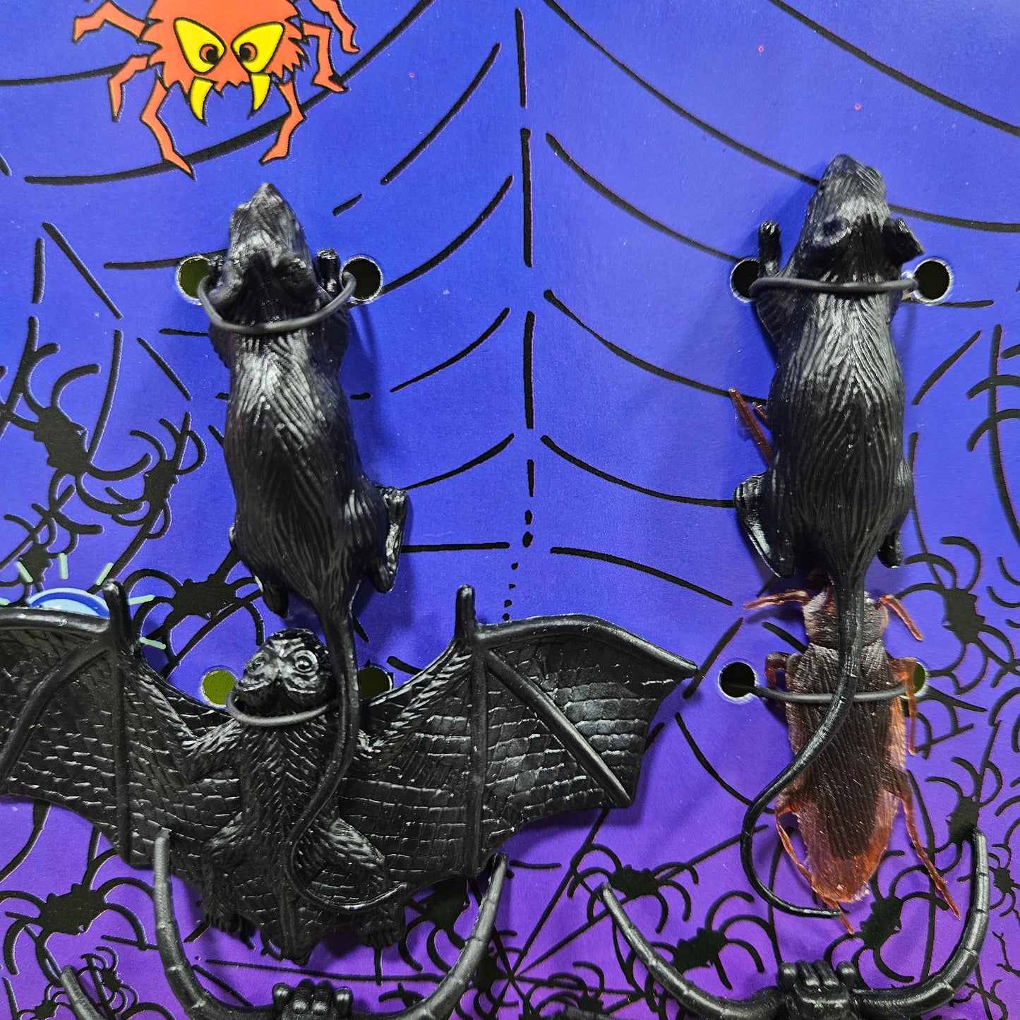 Halloween 6pcs set haveing 2spider,2Rats,Bat &Cockroch to Bring Halloween Vibes in your Home & Garden