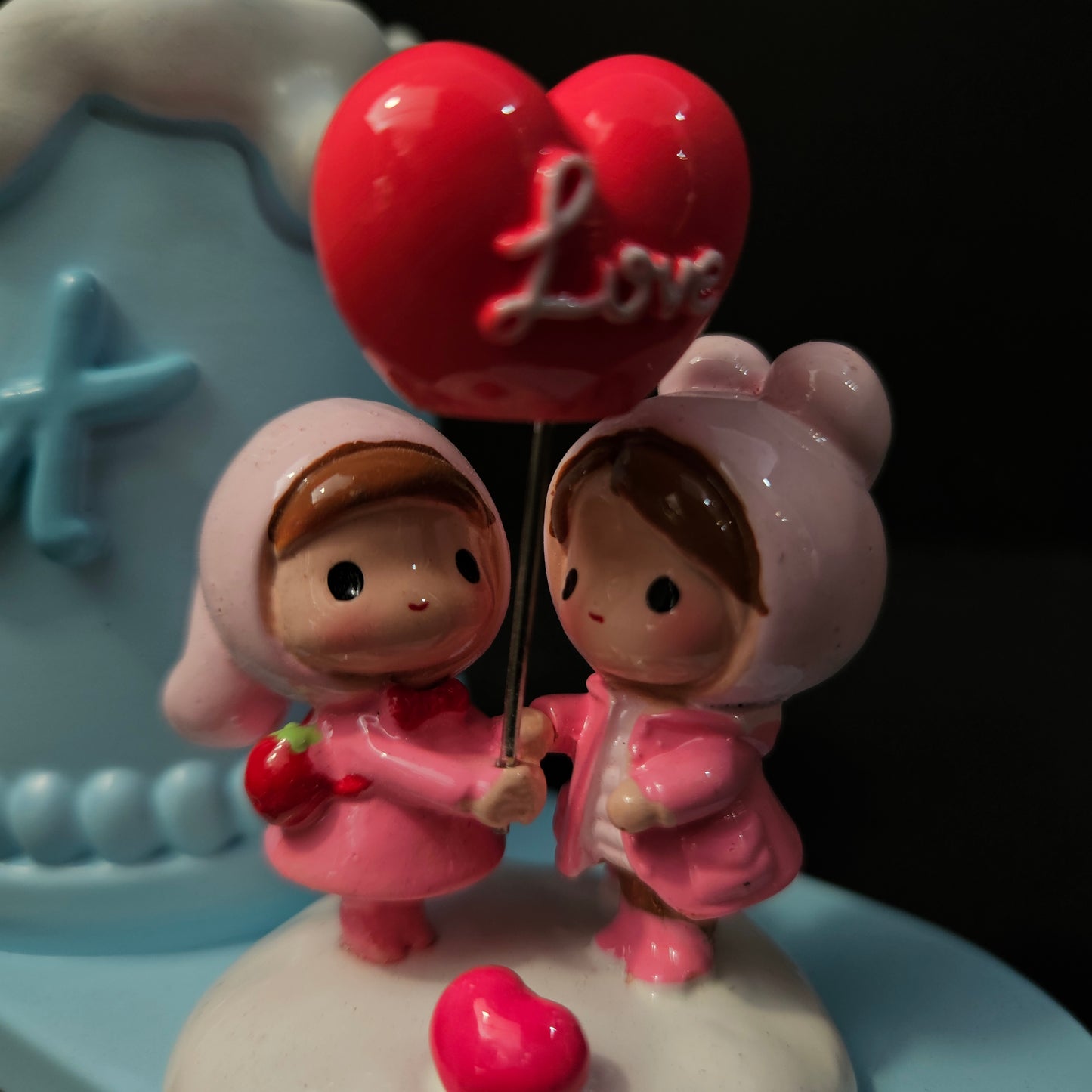 Sweet Pen Stand with couples holding heart Shaped Balloon Valentine Gift for Girlfriend Boyfriend Wife Husband-Romantic Couple Miniature Statue Decorative Showpiece