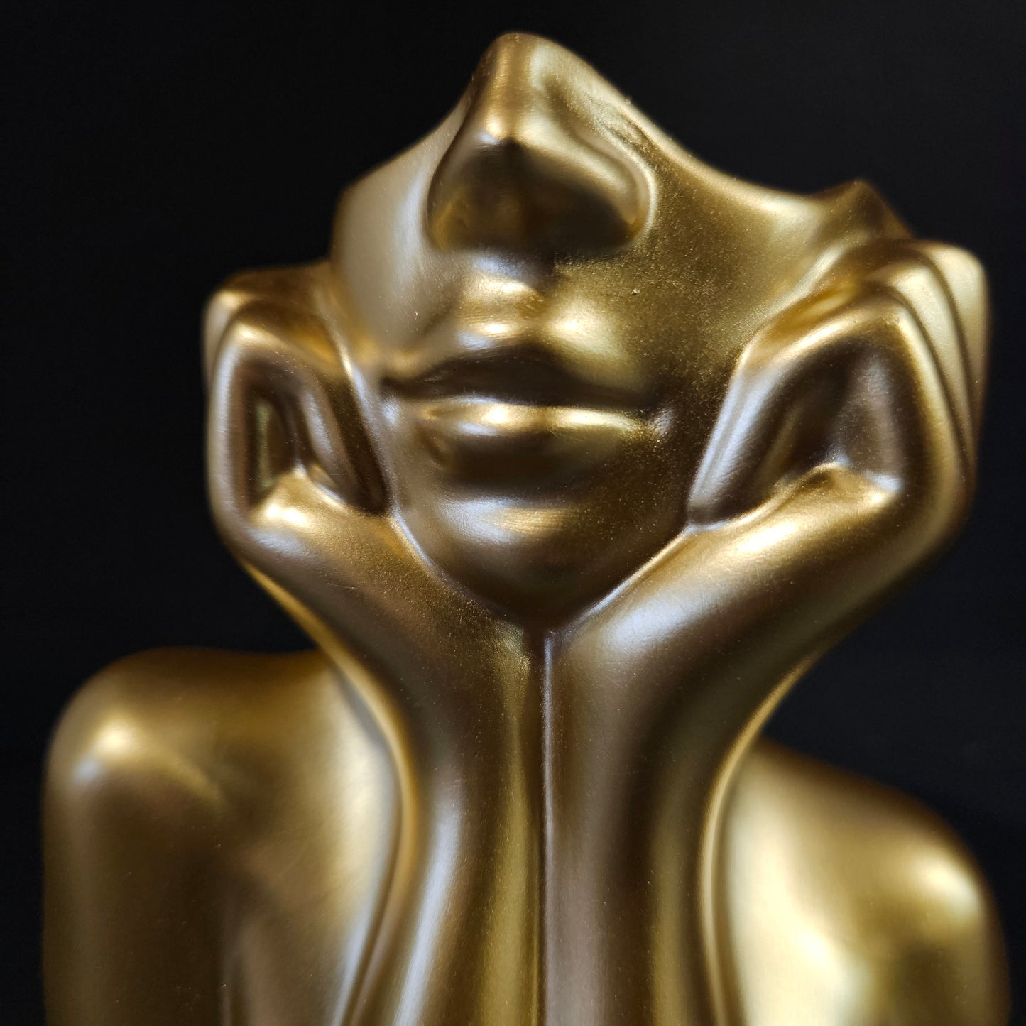 A lady Statue Showpiece Figurine to bring attractive elegant look to your table
