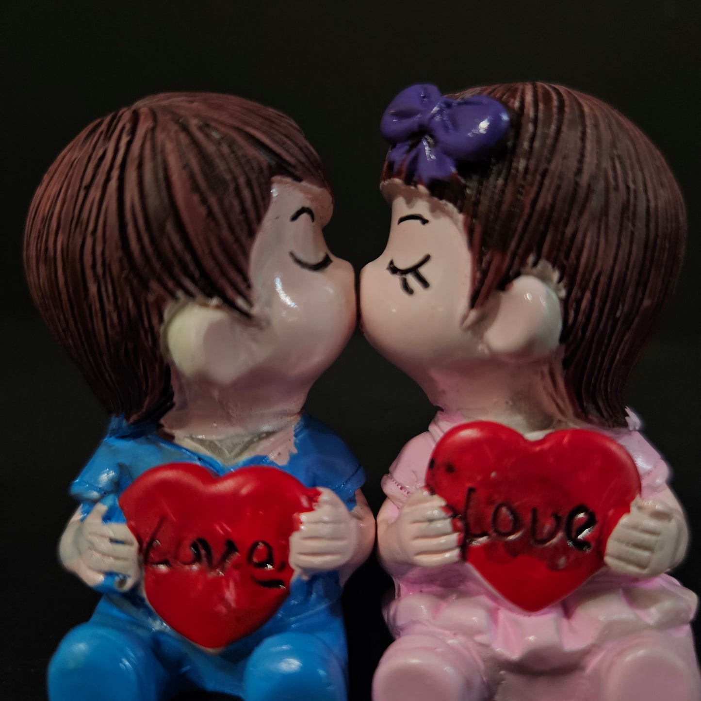 Decorative Miniature Romantic Love Kissing Couple Showpiece Decoration Items Birthday Wedding Gift for Husband Wife
