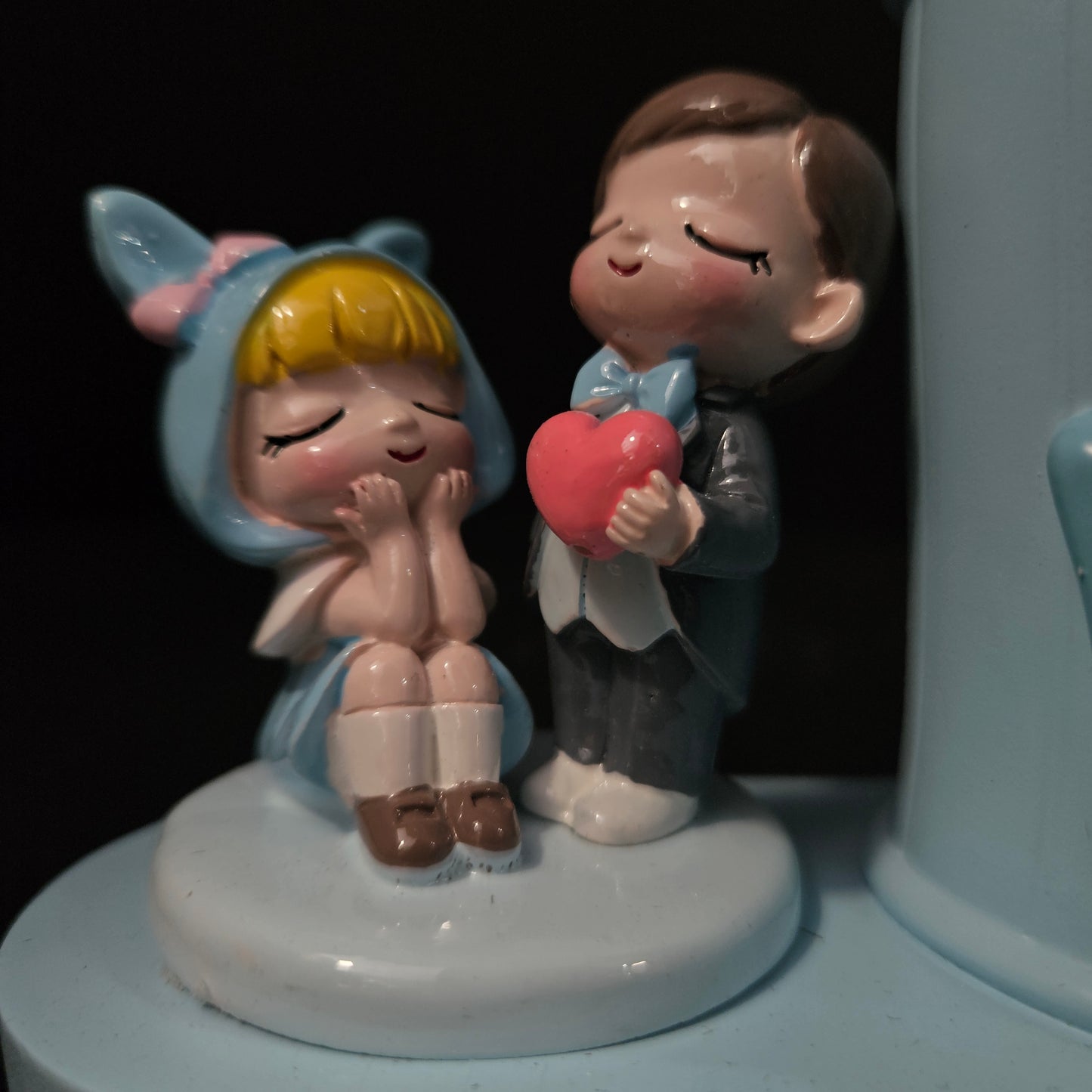Happy Pen Stand with couples holding heart Valentine Gift for Girlfriend Boyfriend Wife Husband-Romantic Couple Miniature Statue Decorative Showpiece